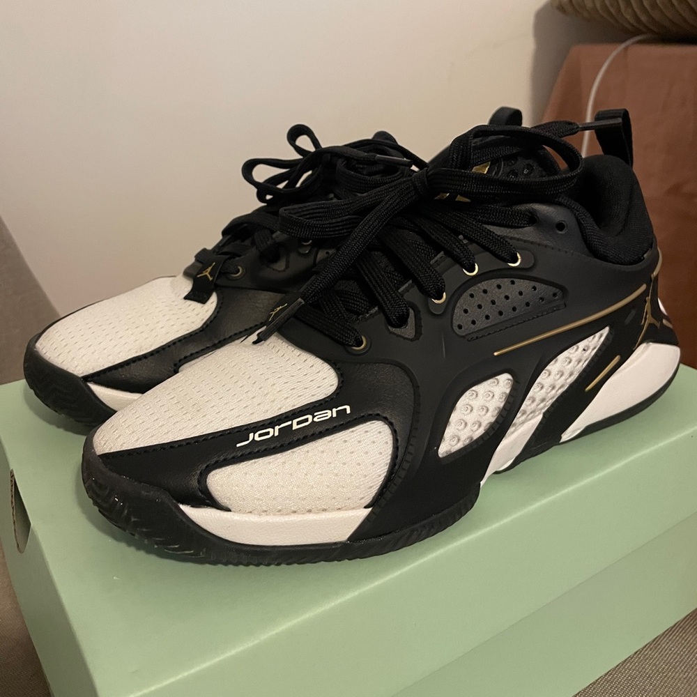 Jordan sneakers/basketball shoes